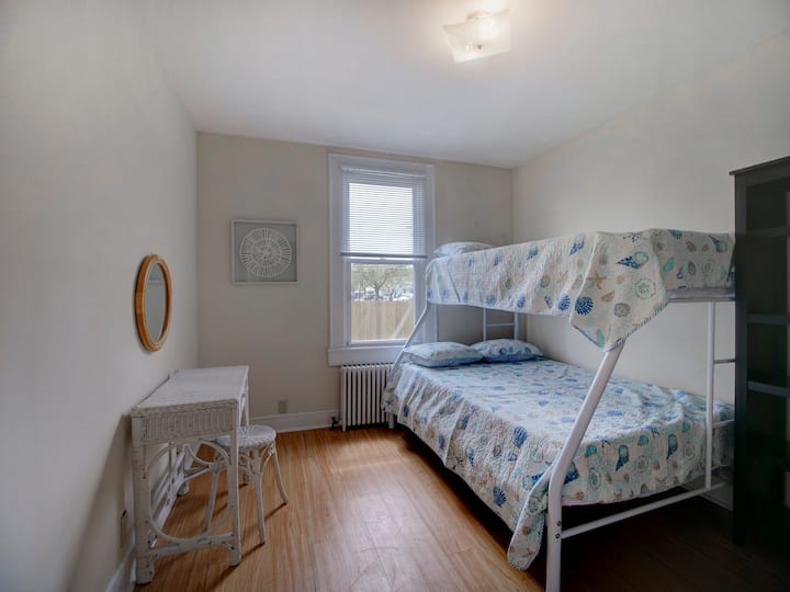 Оваа спална соба сега има полн кревет на спрат.