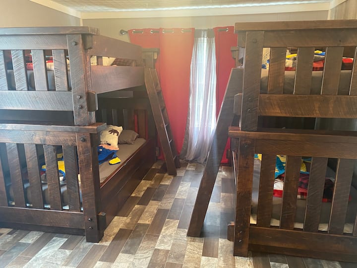 เตียงสองชั้นใหม่พร้อมที่จะนอนได้ 6 คน! 