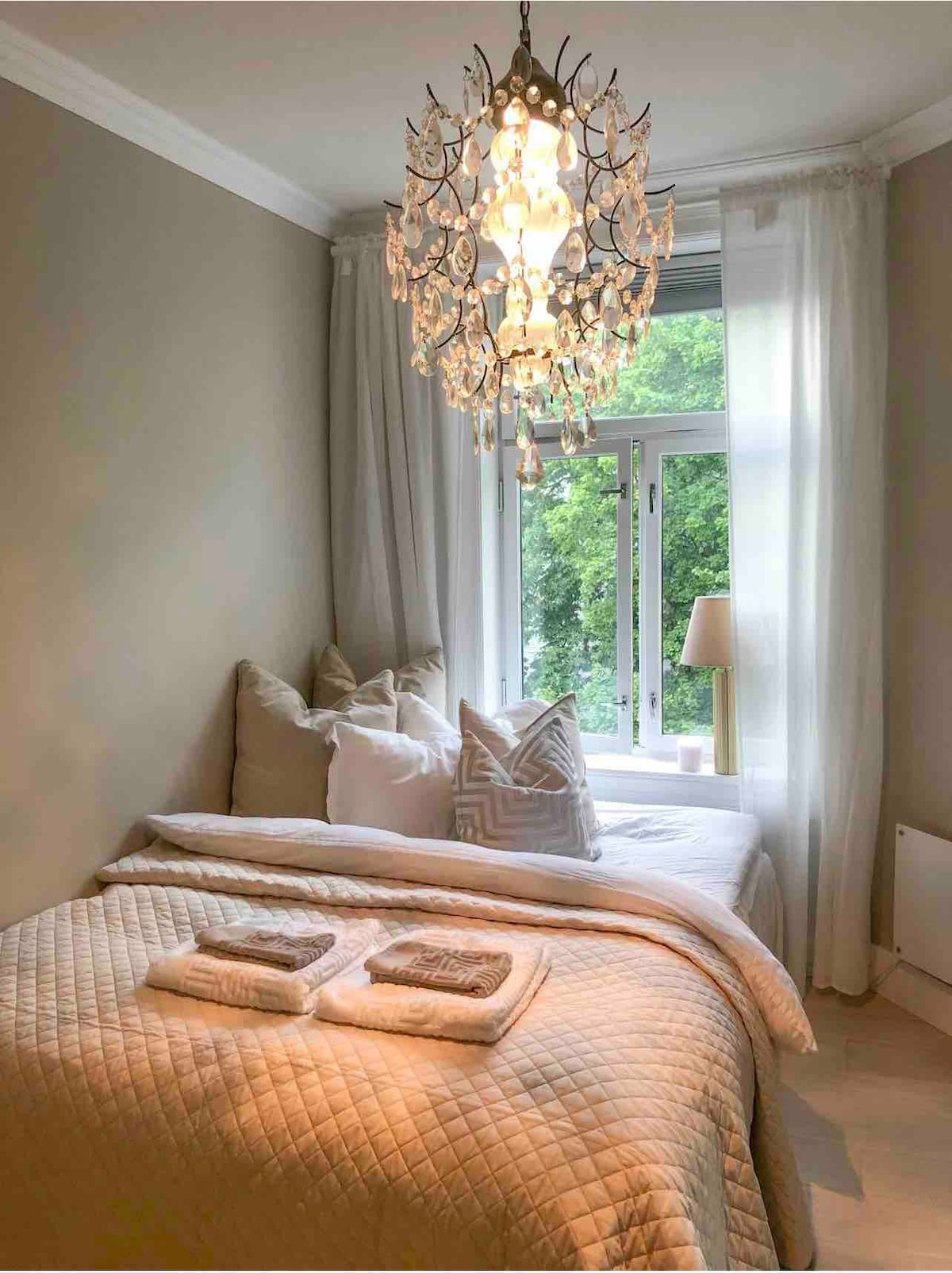 La habitación que se alquila. Aproximadamente 12 metros cuadrados, y está muy bien situado hacia el patio trasero tranquilo. La cama mide 150x200 cm.