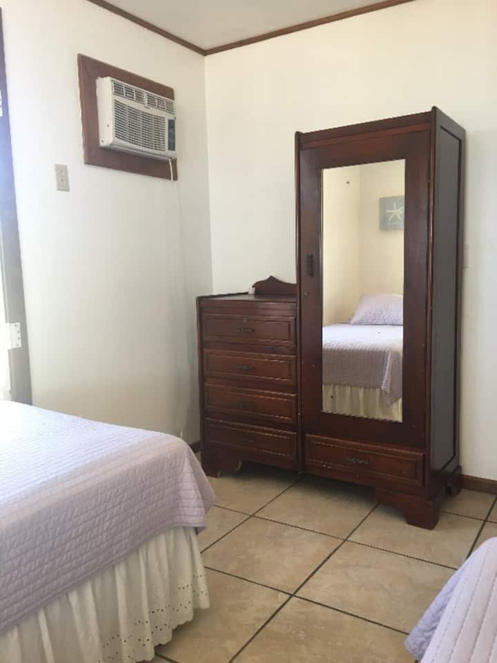 Petite armoire suspendue pour nos voyageurs !