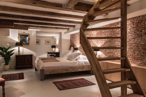 Classy Basement 17th Century Canalhouse