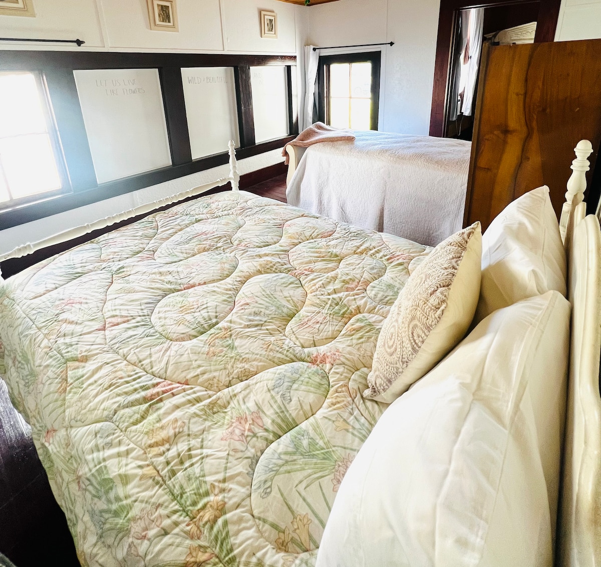 Მესამე საძინებელი - თეთრი დაფები სამ ფანჯრის ჩარჩოზე გასართობად!