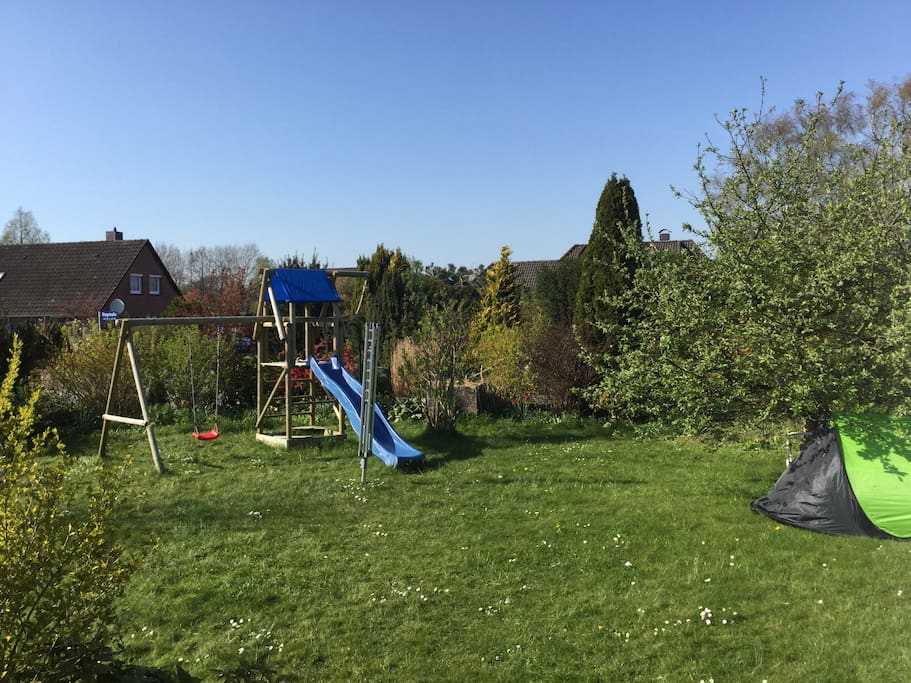 Garten mit Spielturm für Kinder