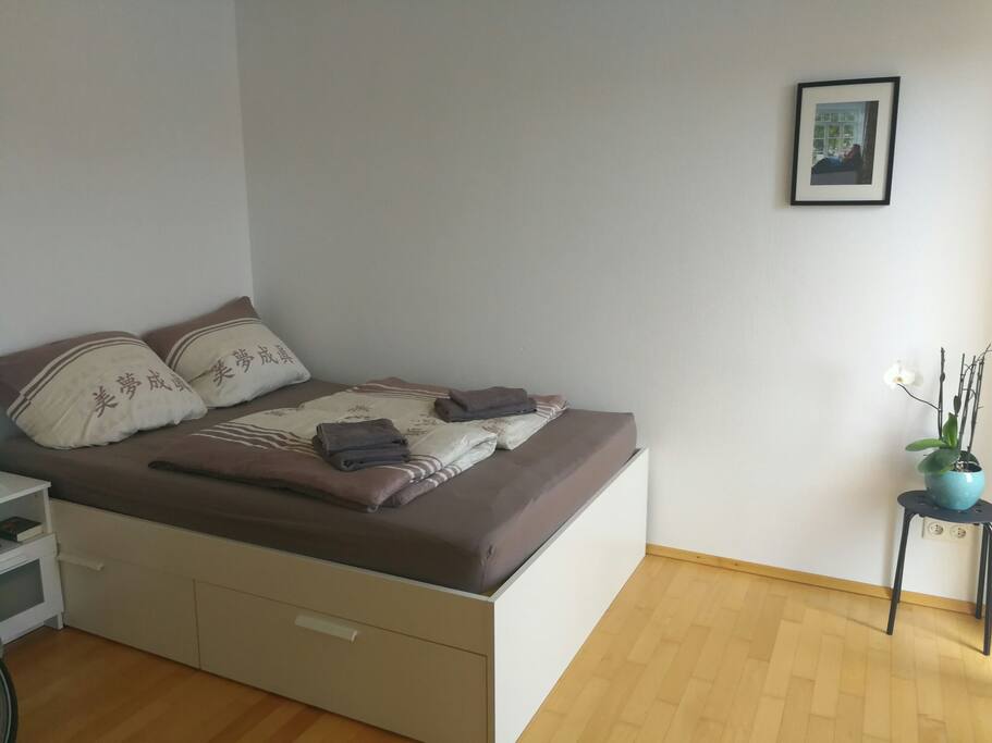 Schönes hohes Bett mit 1,40m Breite