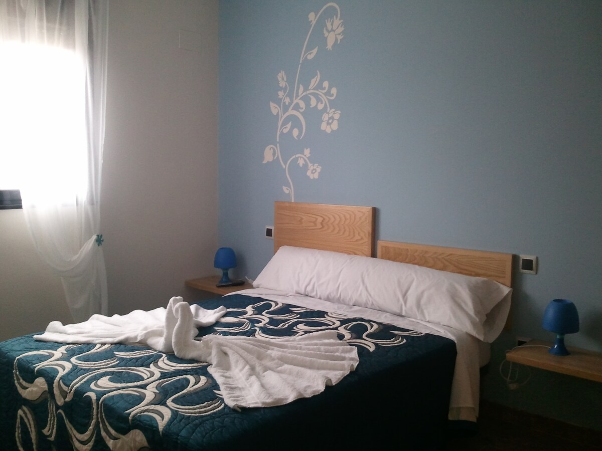 الغرفة الرئيسية: سرير 150 × 190 سم ، تلفزيون ، حمام ، خزنة ورداء حمام