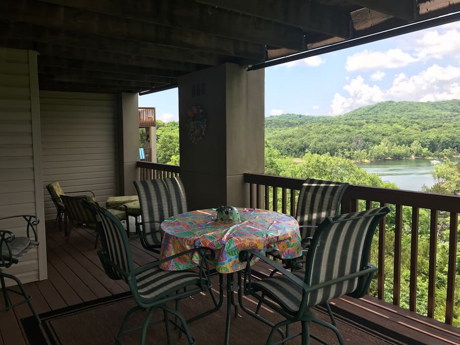 Large deck directly overlooking Table Rock Lake