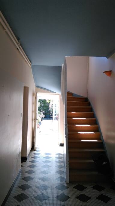 Entrée traversante, accès véranda, patio et premier étage
