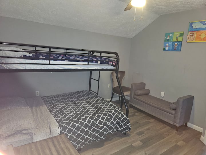 Krevat dopio sipër. Krevat i plotë më poshtë. Dollapi i disponueshëm 