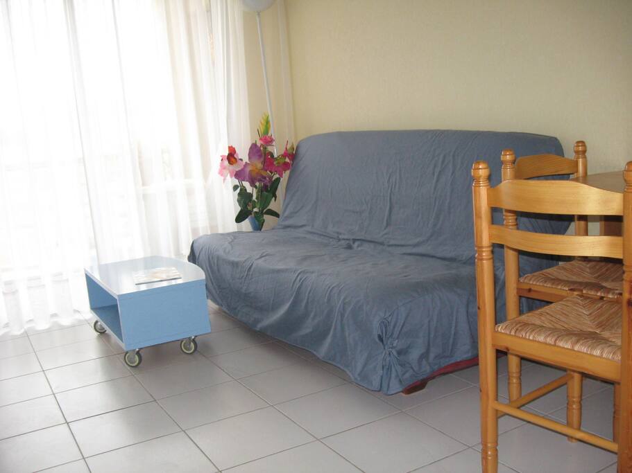 Couchage clic-clac avec espace devant la télé.