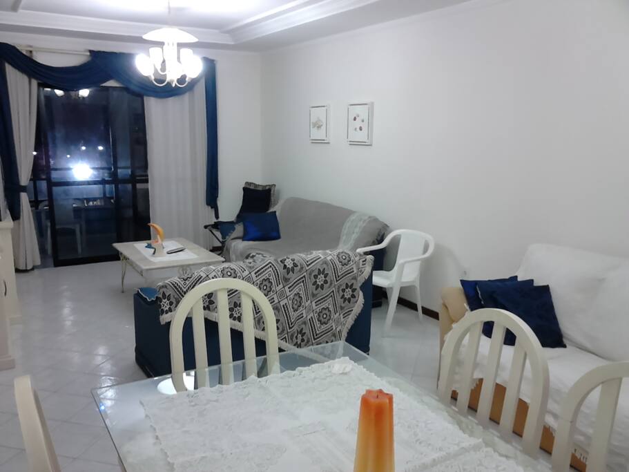 sala com sacada ótima vista da praça