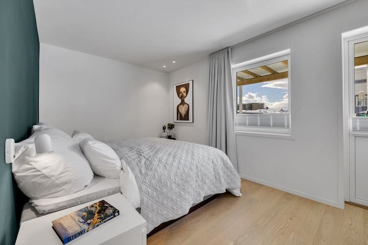 Dhoma kryesore e gjumit kati i parë.