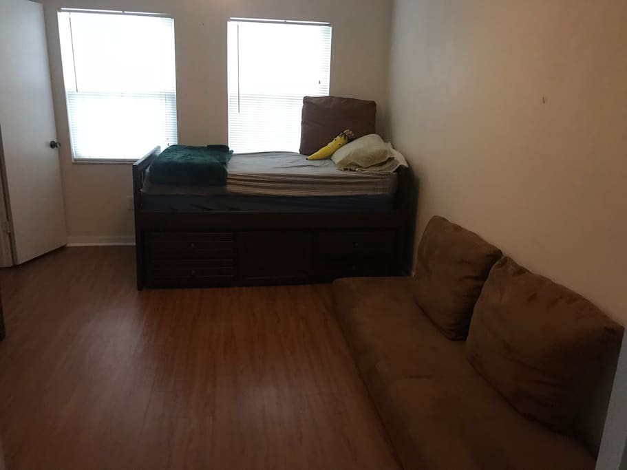 Spare room with a twin bed for additional guests, includes 32 in tv