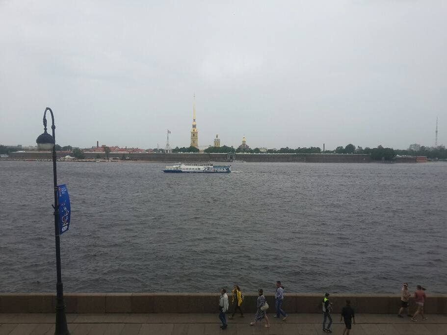 Вид с балкона на Петропавловскую крепость