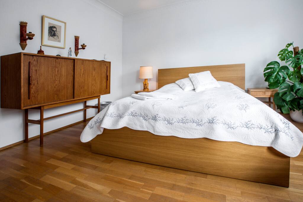 Queen size bed (160 cm x 200 cm).
