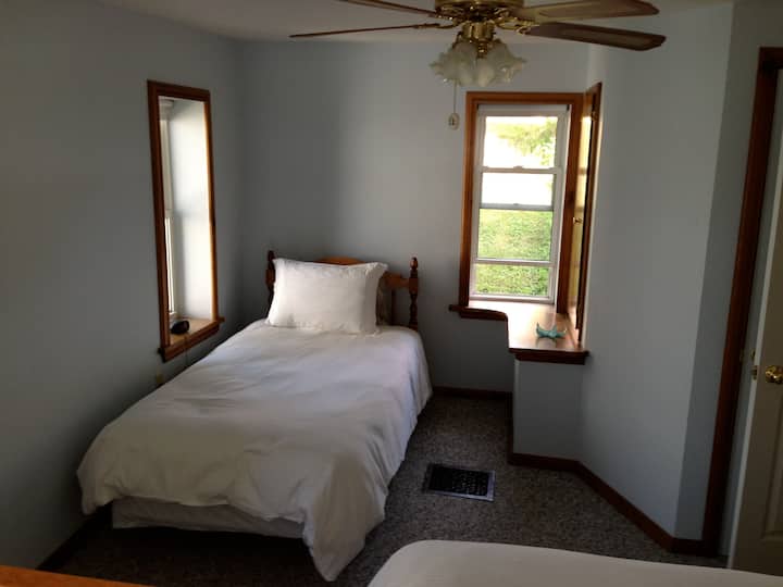 Საძინებელი 2 ერთადგილიანი საწოლით.