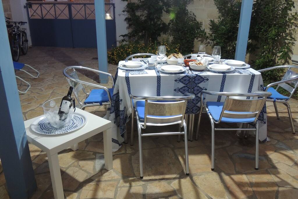 Accessori per gli amanti del gusto: secchiello porta bottiglie, altri accessori per la tavola