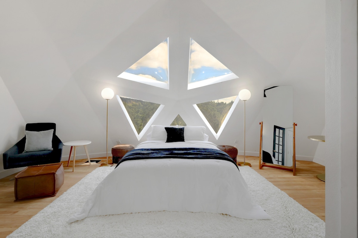 Master Bedroom #1 Queen with private bath 