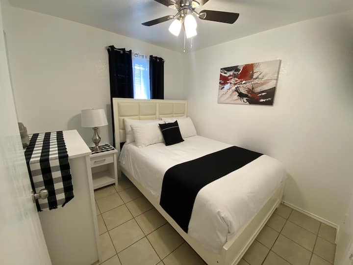 Საძინებელი ორი საწოლით, ოთხი უჯრის გულმკერდით და პატარა კარადით. 32" ROKU Smart TV