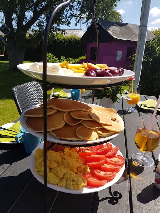Hyggelig terrasse til morgenmad og grillaftener.