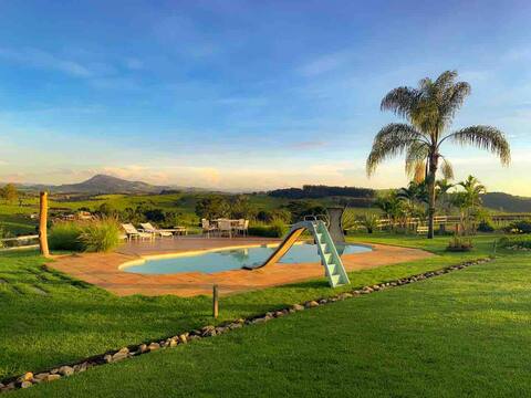 Sítio - Casa de Campo. Pool and view to Mountain