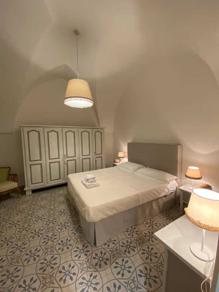 تفاصيل غرفة النوم المزدوجة الواسعة ، المجهزة بتكييف الهواء والتلفزيون الذكي