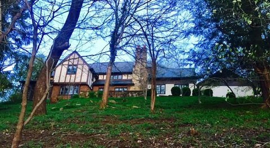 Hilltop Tudor/5Beds/4bath Beautifully Furnished