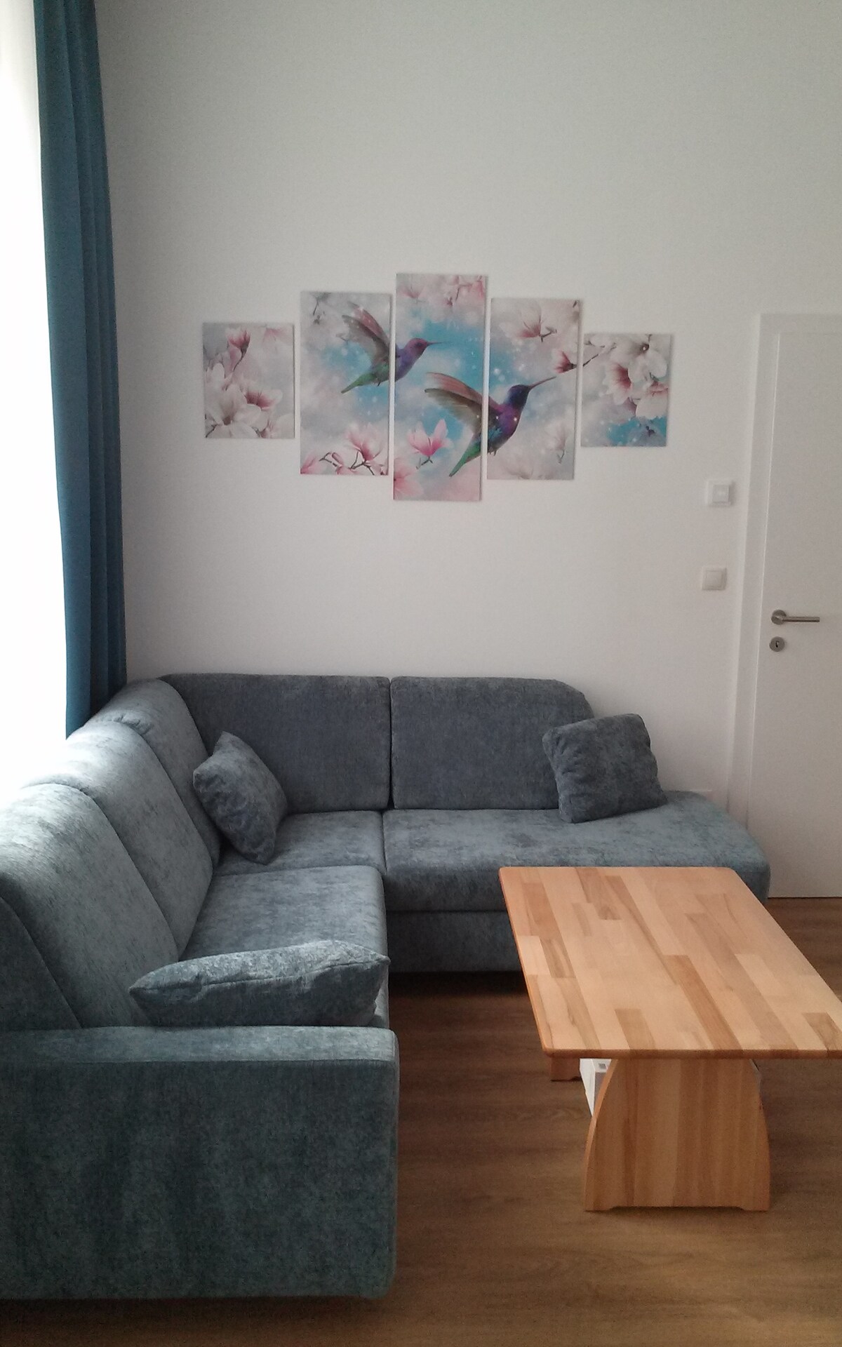 تتحول طاولة القهوة إلى طاولة العمل بمقبض.