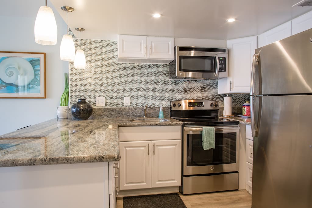 Full size kitchen with full sized appliances including ceramic cooktop