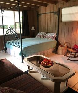 3 Miles to Jupiter beach!  Great Restaurants too!