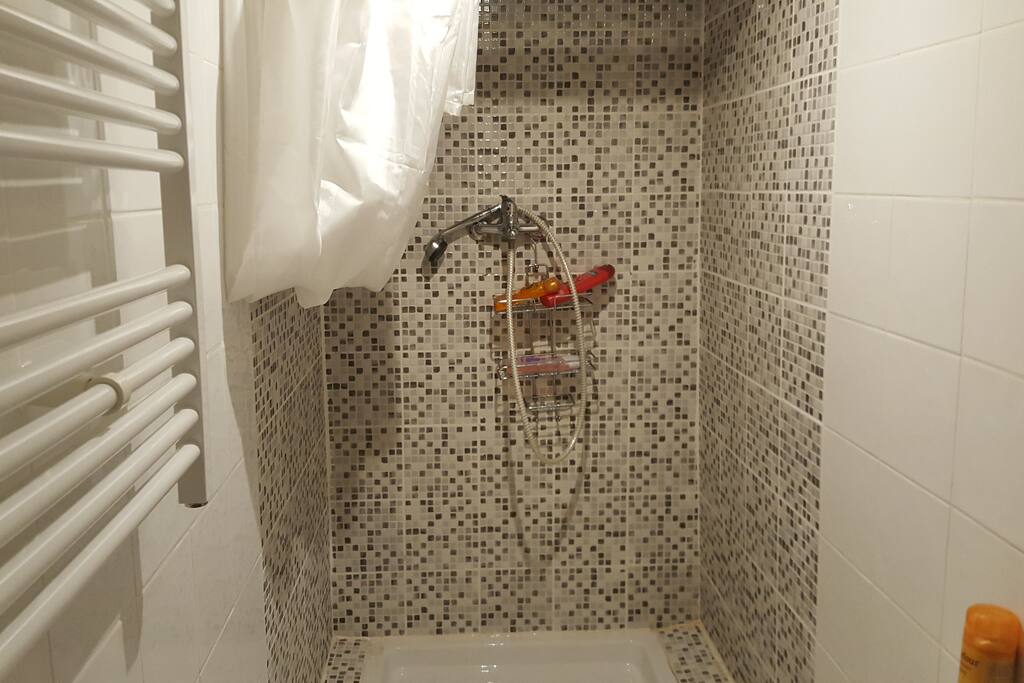 Douche à l'italienne, rideau de douche avec sèche serviette