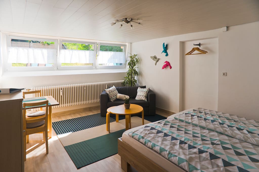 Der 20 qm große Wohn- und Schlafbereich bietet dank Fensterfront zum Garten eine helle, wohnliche Atmosphäre