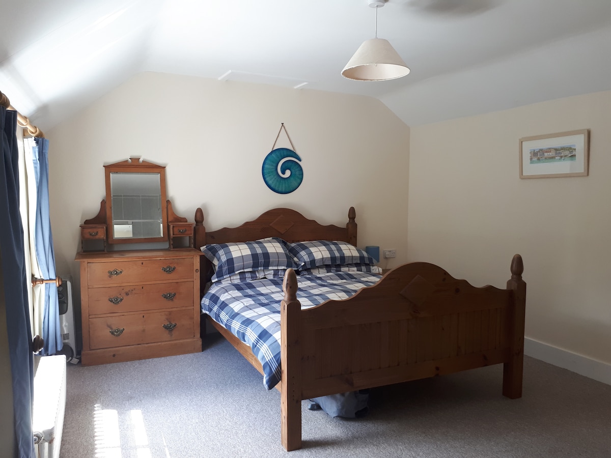 غرفة نوم رئيسية بسرير بمقاس كبير