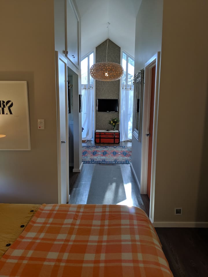 Mirando hacia la parte delantera desde el dormitorio