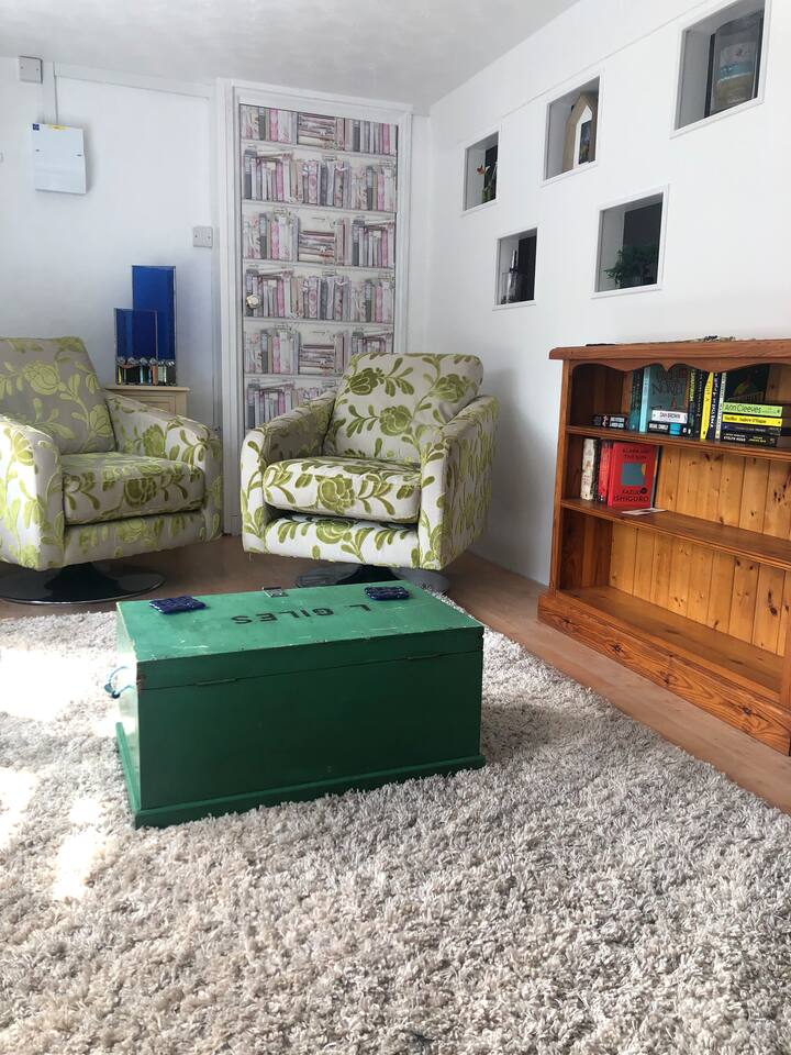 Krásny svetlý a slnečný salónik
Puzdro na knihy je vždy dobre zásobené na základe výmeny, keď máte pocit, že sa chcete dobre prečítať.