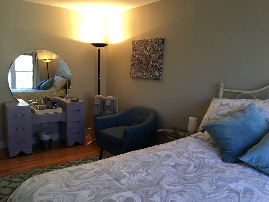 Queen bed, chair and all