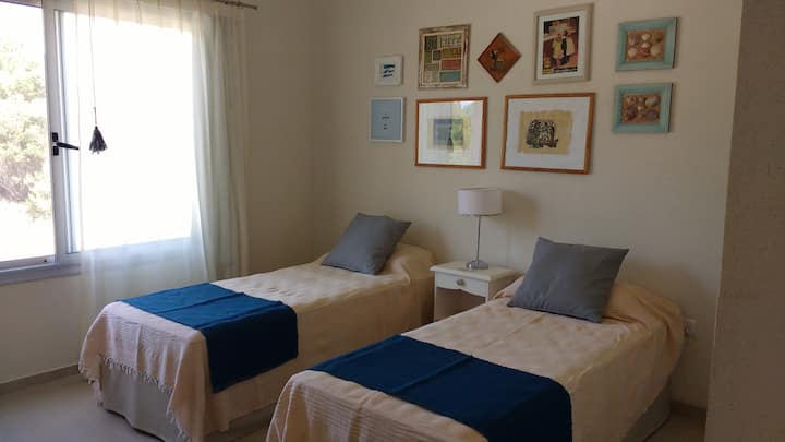 Camera da letto blu. Piano medio.