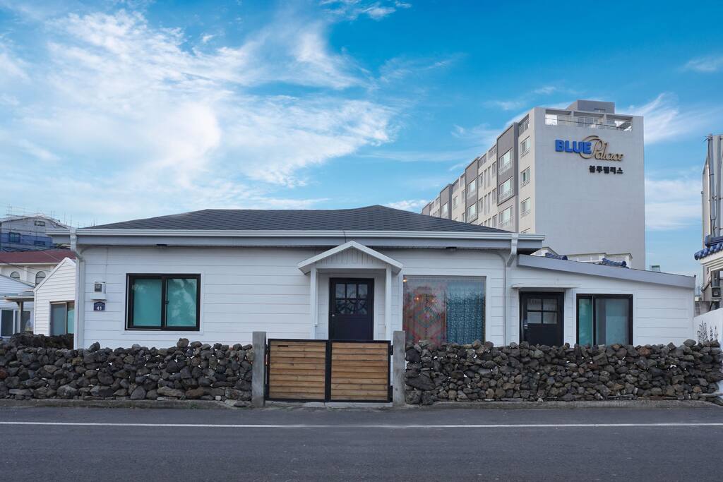 제주 전통가옥을 리모델링한 주택의 별채(우)에 "우리네 민박"이 있습니다.