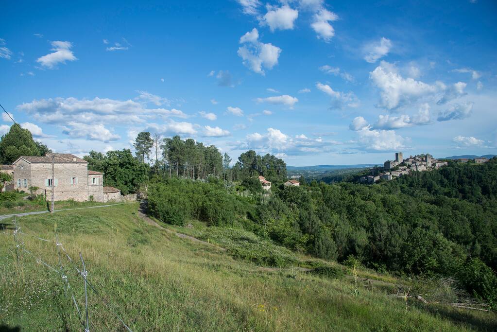 Vue d'ensemble, avec le village de Montréal à droite, et la location au centre de l'image.