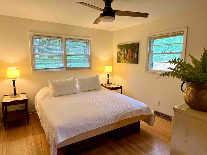 Chumba kikuu cha kulala na bafu. Kitanda cha California King Sleep Number. 