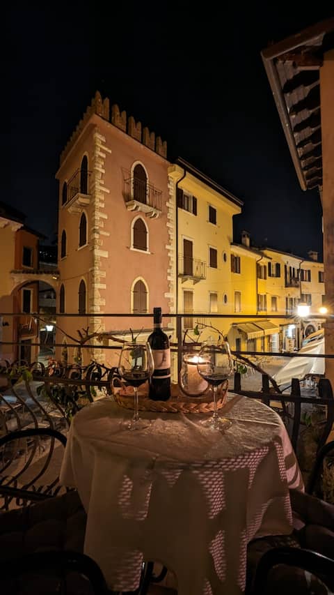 Proprietà Airbnb di successo: Ca' del Santo historic center Wi-Fi Parking AirCon Lake a Torri Del Benaco