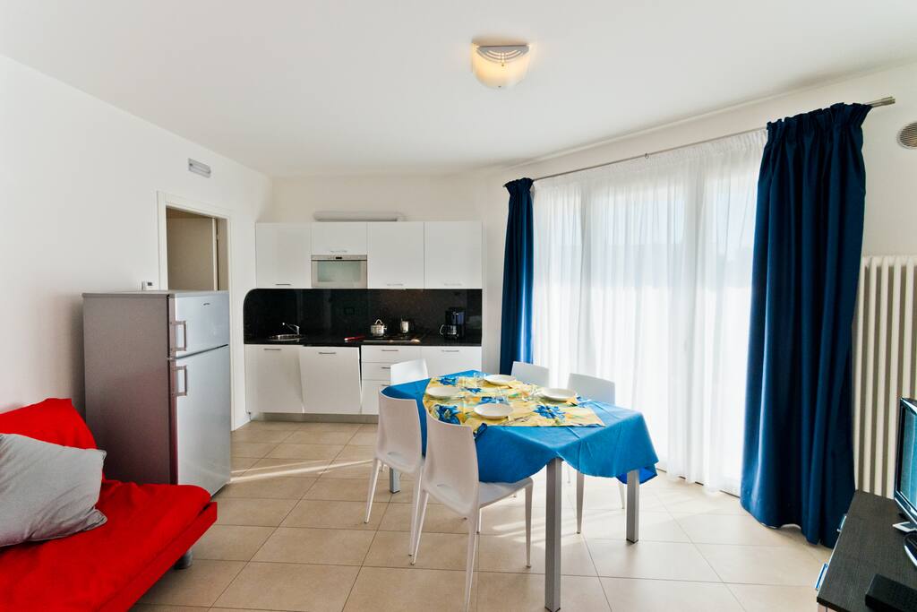 soggiorno-cucina con divano letto