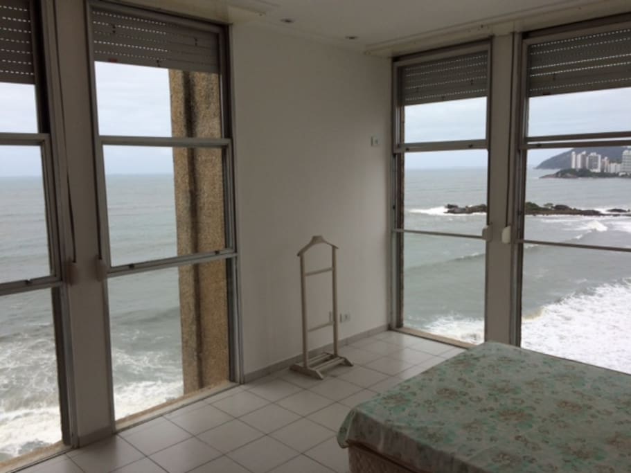 quarto do casal com vista para a praia e mar aberto (master bedroom overlooking the beach and ocean)