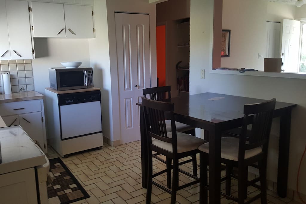 Cozy kitchen straight from your Grandparent's house.