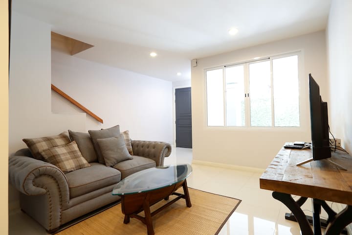 3BR (200sqm.) + guest pool and close to BTS/MRT! gallery image 3