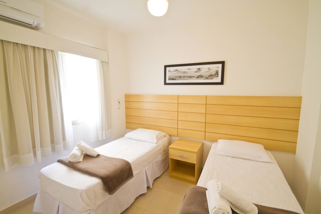 Quarto de solteiro, fornecemos roupa de cama e banho.