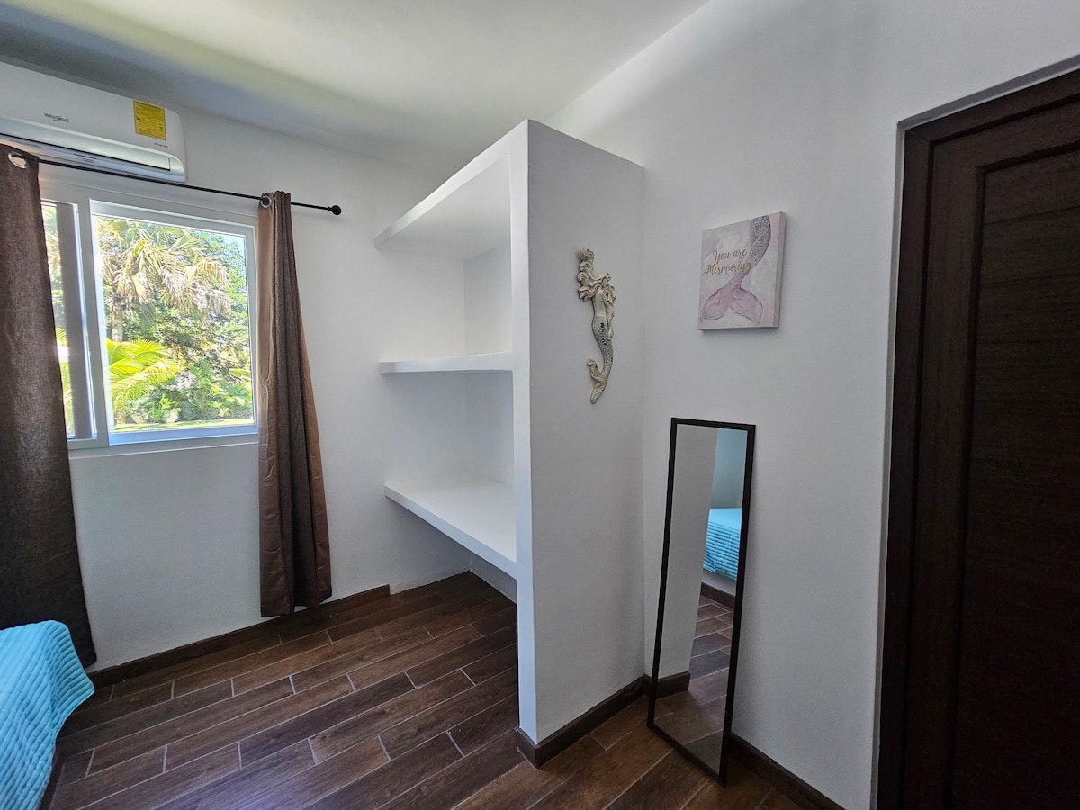 إنها منطقة تخزين الغرفة 2 من حوريات البحر . مثالية للعائلات التي لديها أطفال صغار حيث لا يتعين عليهم صعود السلالم وحمام السباحة خارج غرفة الطعام مباشرة 