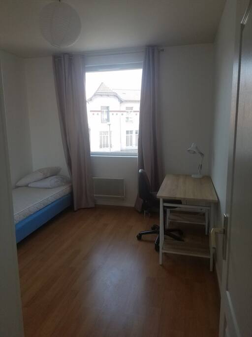 Le lit simple fait 80 cm. Chambre avec bureau. Les draps et serviette sont fournis