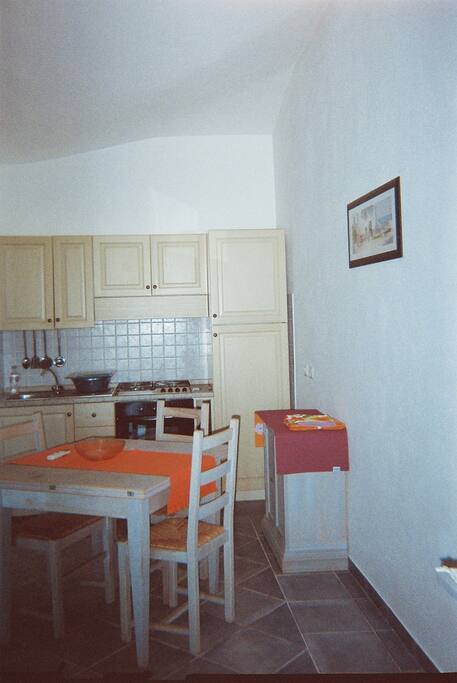 vista cucina e tavolo pranzo