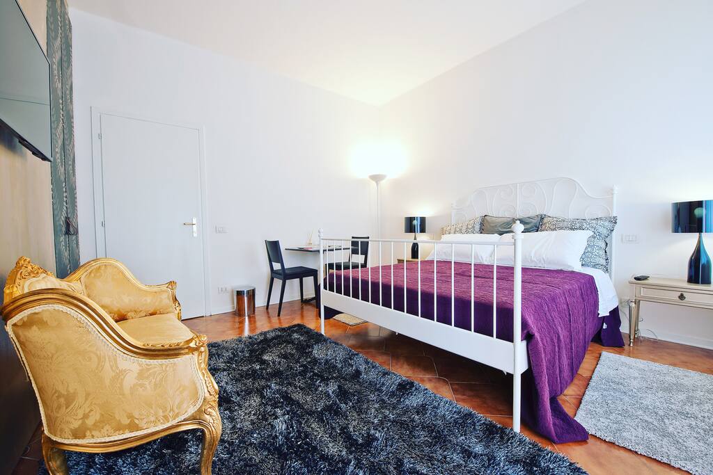 GOLD: Double room with shared bathroom, private breakfast table and balcony