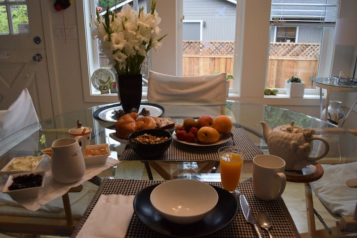Rathtrevor Beach B&B (BREAKFAST INCLUDED)